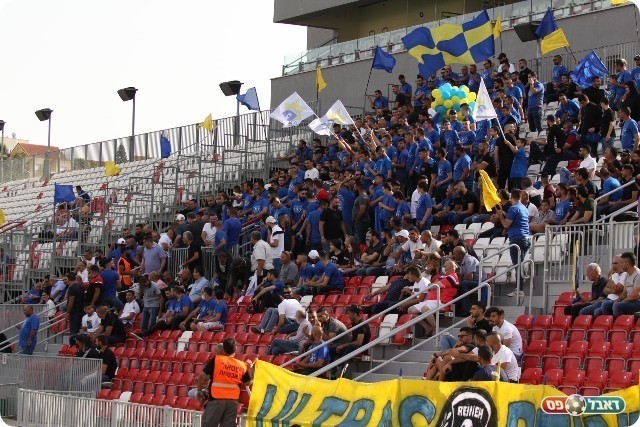 משחק היסטורי. אוהדי ריינה ביציע (דאפר מחאמיד)